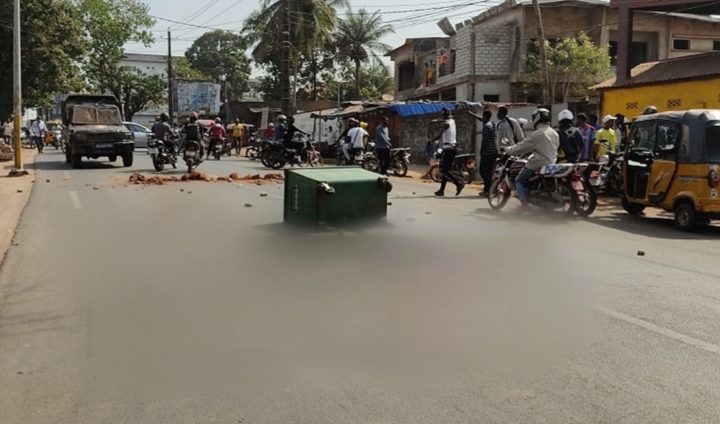 Conakry : un tricycle battu par des agents de la police à Kipé IPS